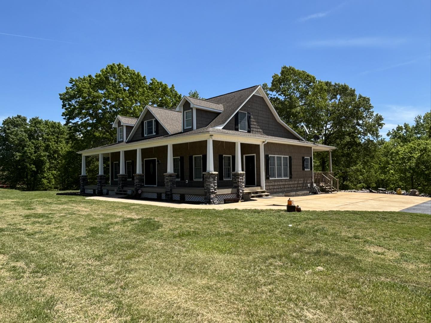 Soft washing mold and algae off house siding in Upstate South Carolina